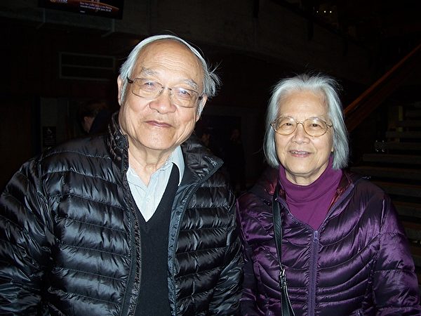 1月7日傍晚，加州大學伯克利教授沈先生和太太觀看神韻世界藝術團在伯克利的第二場表演。（周容/大紀元）