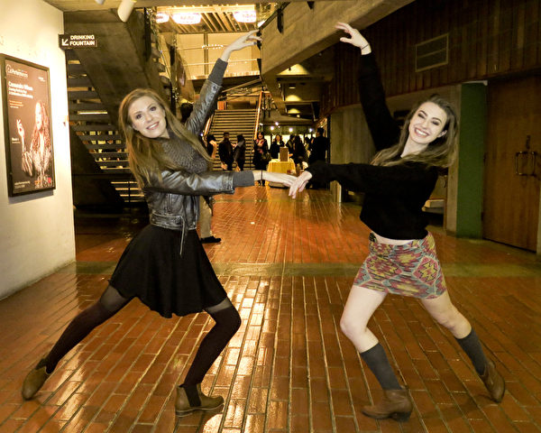 古典芭蕾演員Sophiana Carrell女士（左）與妹妹。（馬有志／大紀元）