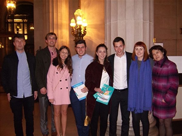 Conor Larkin和Leah Kavanagh以及朋友们在剧院大厅合影留念。（于丽丽／大纪元）