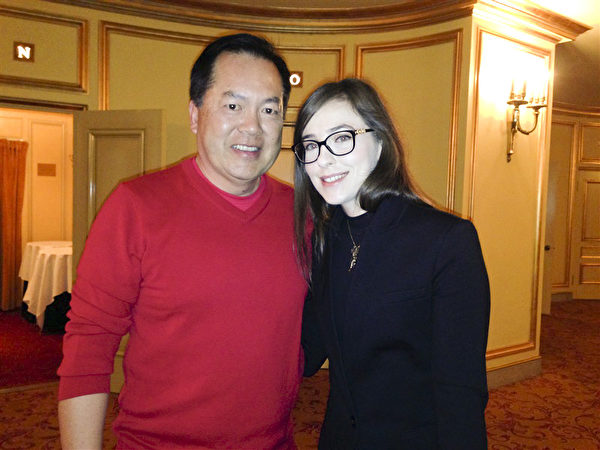 灣區Kie-Con建築公司總裁Allen Kung(左)和朋友Erin。（大紀元）