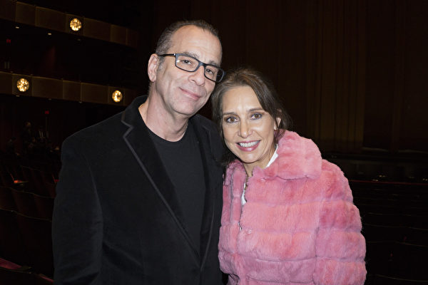 WNET电视台的制作人Mark Kaufman先生，2015年1月9日在纽约林肯中心观看神韵演出。（潘美玲／大纪元）