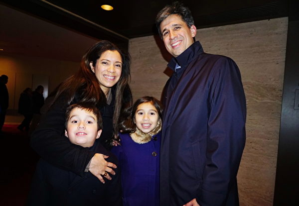 2015年1月10日晚間，摩根大通（J.P. Morgan）常務董事Marlon Bustos帶著妻子和一雙兒女觀看神韻演出。（潘美玲/大紀元）