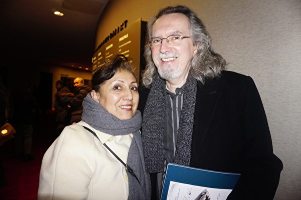 歌唱家John Frank先生与太太观看了神韵艺术团在纽约林肯中心大卫寇克剧院的第四场演出。（潘美玲／大纪元）