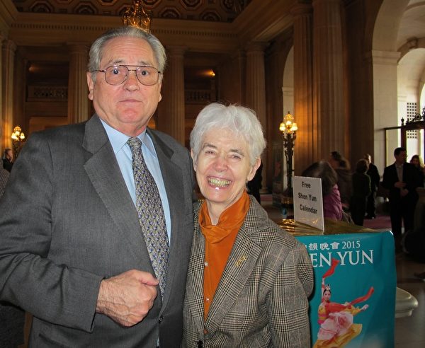 舊金山歌劇院董事Jayne Davis女士（右）與先生Peter Davis一起觀看了1月11日下午的神韻晚會。（梁欣/大紀元）                              