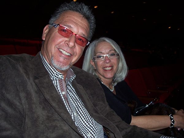沙加緬度餐飲公司老闆Randy Peters和太太觀看了神韻世界藝術團在沙加緬度的首場演出。（周容/大紀元）