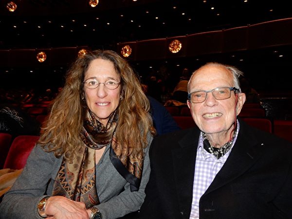 纽约大学教授、临床医药学科学家Leslie Gold博士和地产商John Spain先生结伴观看了2015年1月16日在纽约林肯中心的神韵演出，表示表演令人感到轻松惬意。（卫泳/大纪元）