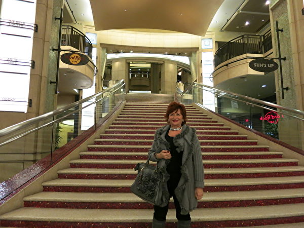投资家Golda Bain观赏了1月22日晚在好莱坞杜比剧院上演的神韵演出，感到非常喜悦。（任一鸣/大纪元）