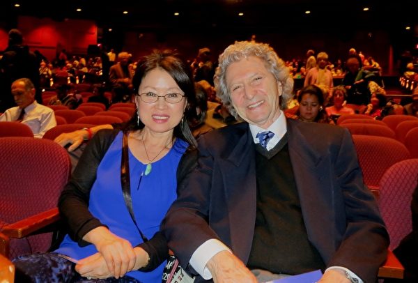 好萊塢的作家兼製片人馬森（Paul Mason）與韓裔妻子李金芝（Lee JingZhi，音譯）。（呂如松/大紀元）