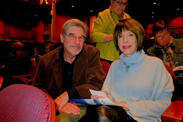 著名剧作家兼制片人罗伯特‧辛格与太太尤吉妮1月23日一起观赏了神韵在好莱坞杜比剧院的第二场演出。（吕如松/大纪元）
 