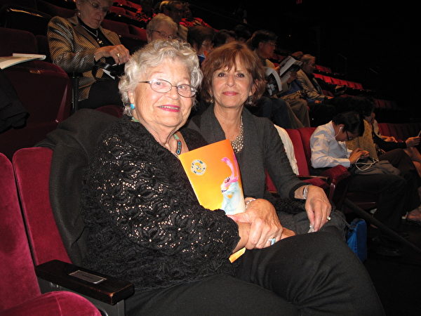 84歲的前美國國家級花樣滑冰裁判Joanne Butcher（左）和女兒在1月29日晚在柯斯塔梅莎橙縣表演藝術中心觀賞了神韻演出，看過演出後她讚歎：「演出中的色彩繽紛亮麗，舞蹈演員非常優秀；同時亦感受到了神韻演出所發出的慈悲信息。」（劉菲／大紀元）