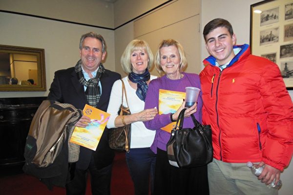 2015年1月30日，Kevin Lynch先生（左一）和家人一起观看了神韵演出（李辰/大纪元）