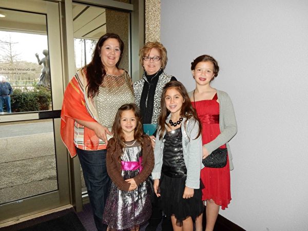 Lynn Battles（后排中）、Shellie Lynn（后排左）带着孩子一起观看了1月31日神韵巡回艺术团在玛哈莉雅杰克逊表演艺术剧院的演出。（陈香君/大纪元）