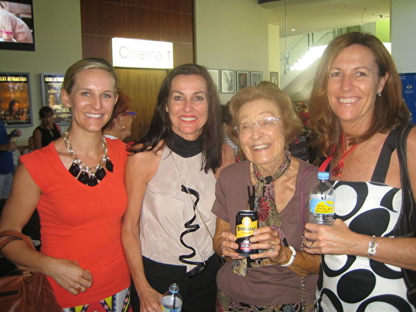 Nicole Hutchison（左一）与外祖母（左三）、母亲（左四）、姨妈（左二）观看了2月1日黄金海岸的神韵演出。（陈紫吟／大纪元）