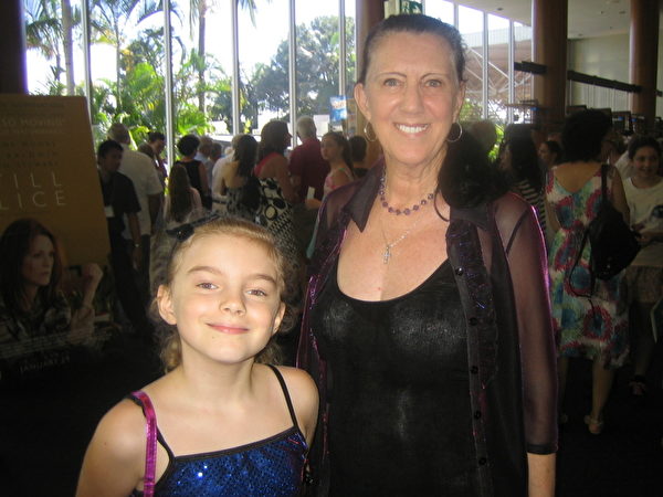 2月1日，Jenny Caston和孙女非常喜欢在黄金海岸艺术中心观看的神韵演出。（陈紫吟／大纪元）