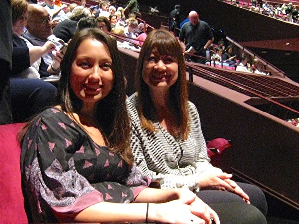 大学教师Arlene Nelson女士（左）和母亲于2015年2月1日晚观看神韵世界艺术团在南加州柯斯塔梅莎市橙县表演艺术中心的演出，他们喜欢神韵小舞剧的故事情节，展现历史的真实。（方圆/大纪元）