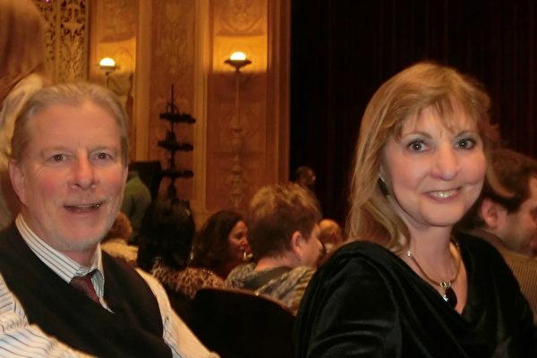 Stewart夫妇在2月6日晚在底特律歌剧院观看了神韵国际艺术团在当地的第二场演出，被五千年璀璨的中华传统文化所倾倒。（滕冬育/大纪元）