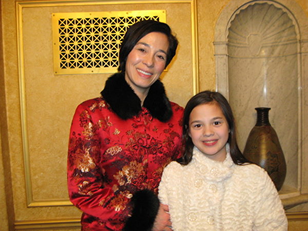 2月8日下午，Kim Yapchai攜女兒觀看了神韻國際藝術團在底特律劇場的2015年度最後一場演出。（新唐人）