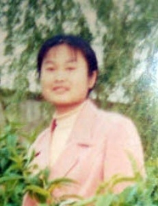 柳志梅，當年以「山東省第一」的選拔成績被保送到清華的才女，被中共非法判刑12年，遭受酷刑及侮辱，最後被迫害至瘋。（明慧网）