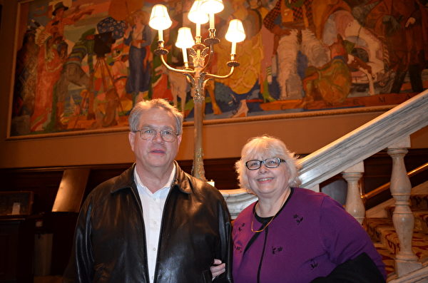 Martha Mathatas牧师和丈夫一起来观赏神韵巡回艺术团2月11日晚在美国俄亥俄州克里夫兰市国家大剧院的第二场演出。（海伦/大纪元）