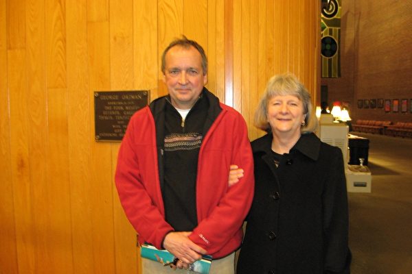 Bill Chenoweth先生和Linda Olivieri夫妇，退休前都是密西根州政府的副总检察长，看完2月11日的演出后，对神韵的艺术家们赞不绝口。（陆查理/大纪元）