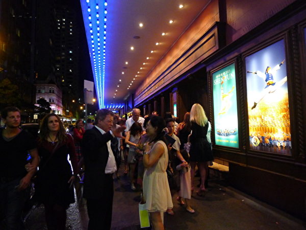 當晚，在悉尼帝苑劇院觀看在觀眾裡，有來自主流社會的政要議員、醫生律師以及工商界等各界人士。（簡玬/大紀元）