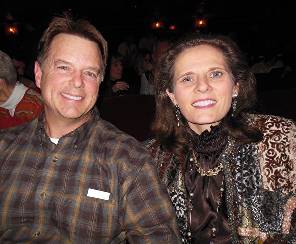 IT高級分析師David Gruginski先生和太太2月25日晚觀看神韻巡迴藝術團在美國田納西州諾克斯維爾市的田納西劇院（Tennessee Theatre）的第二場演出，作為紀念結婚29年的慶祝。（李辰/大紀元）