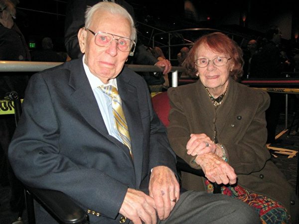 94岁的的二战英雄John Grenek和太太观赏了2月26日晚神韵世界艺术团在加州贝克斯菲市罗伯班克剧院（Rabobank）举行的首场演。（刘菲/大纪元）