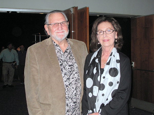 农场主Rick Pitts和太太Sherley欣赏了 2月27日晚神韵世界艺术团在贝克斯菲的第二场演出，盛赞演出美不胜收。（刘菲／大纪元）
