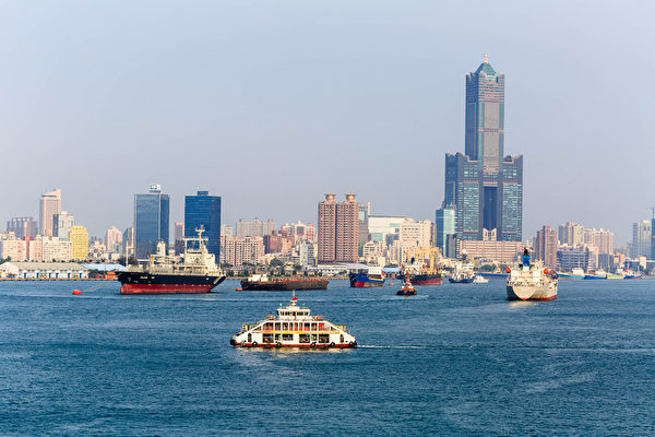 高雄港位于台湾高雄市的海港，为台湾四座主要国际港之一，而且是台湾首要的海运枢纽、与货运进出口门户，港口货物吞吐量，约占台湾整体港口货物吞吐量二分之一。其毗邻高雄市中心，港区范围横跨高雄市6个行政区，是台湾第一大港、世界第十三大港口 。(郑顺利／大纪元)