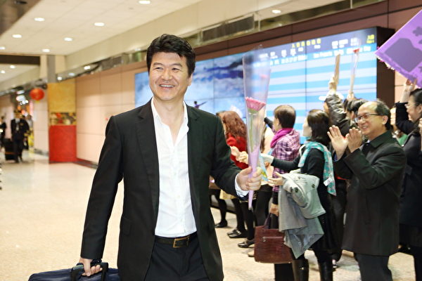 神韵演员抵达台湾巡演，受到粉丝热烈欢迎。（林仕杰/大纪元）