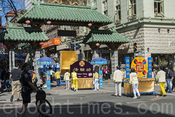 2月28日大年初十，旧金山法轮功新年游行，给华人拜年送祝福。图为队伍正在进入中国城。（曹景哲/大纪元）