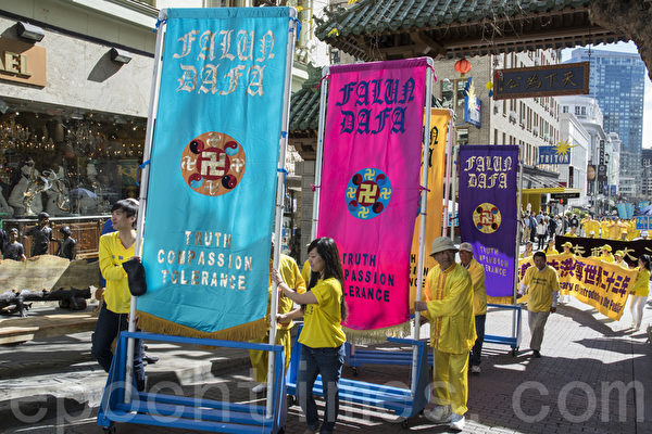 2月28日大年初十，旧金山法轮功新年游行，给华人拜年送祝福。图为队伍正在进入中国城。（曹景哲/大纪元）