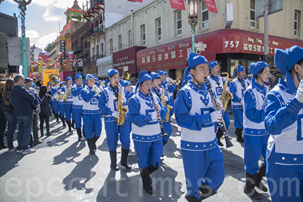 2月28日大年初十，旧金山法轮功新年游行，给华人拜年送祝福。图为身着古装的天国乐团。（曹景哲/大纪元）