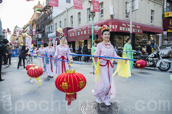 2月28日大年初十，旧金山法轮功新年游行，给华人拜年送祝福。图为仙女队伍。（曹景哲/大纪元）