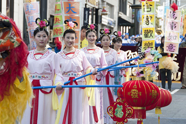 旧金山法轮功新年游行  给华人拜年送祝福。(周凤临/大纪元)
