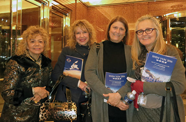 Juliana Pisori女士（右一）於3月4日晚和她的三位多年好友一起來看神韻演出。（林南/大紀元）
