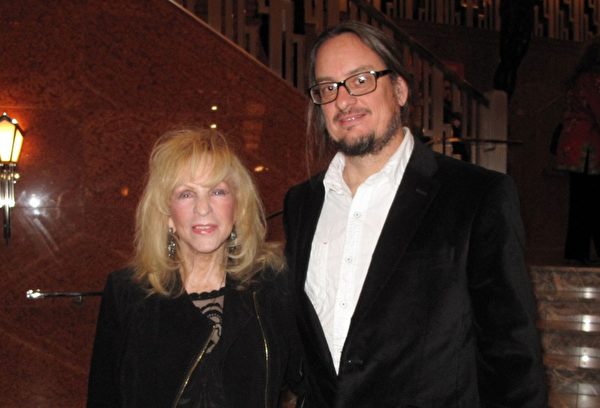 木管樂器演奏家Ted Pethes和母親Nancy Blackstone一同欣賞了當晚的演出。（劉菲/大紀元）