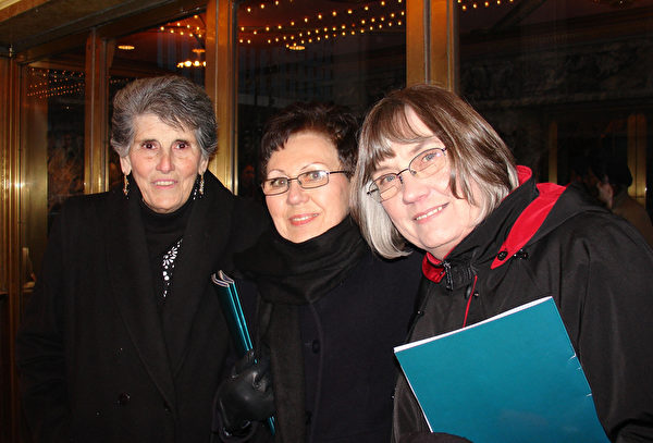 退休旅游局员工Paulette Sochacki女士（中）和两位朋友共同观看了3月7日下午的神韵演出，她从演出中感悟到人们应该互相关爱的内涵。（尹婉/大纪元）