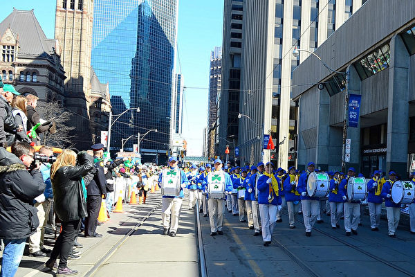 多伦多天国乐团参加第二十八届圣派翠克节游行（St. Patrick's Parade）受欢迎。（明慧网）