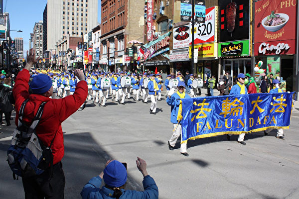 多伦多天国乐团参加第二十八届圣派翠克节游行（St. Patrick's Parade）受欢迎。（明慧网）