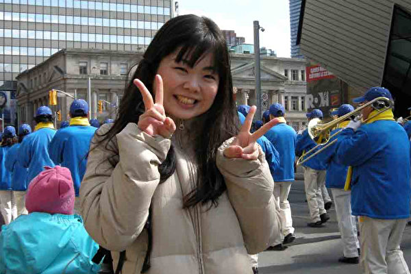 日本留学生Yukari表示看到法轮功的队伍后很兴奋。（明慧网）