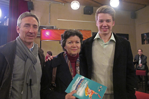 比利时某公司总裁Taets先生带太太和儿子一起对观看神韵后激动不已，他们表达了自己对神韵的钦佩之情。（麦蕾/大纪元）