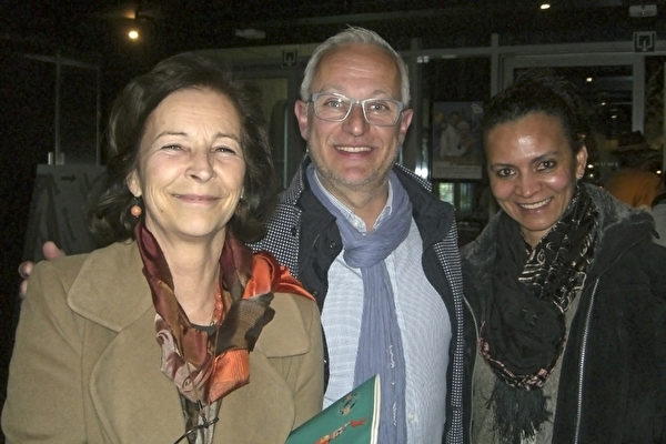 护士Danielle（左）与家人在2015年3月17日观看了美国神韵国际艺术团比利时安特卫普城市剧院的首场演出。（王泓/大纪元）