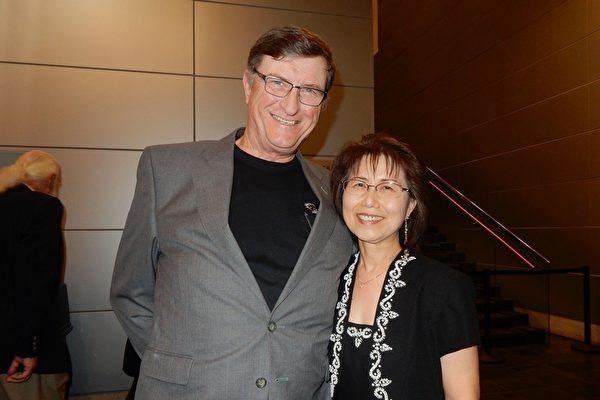 Ed Minter與妻子Hanna觀看了神韻世界藝術團在德州考珀斯市賽蓮娜劇院3月21日的演出。（陳香君/大紀元）