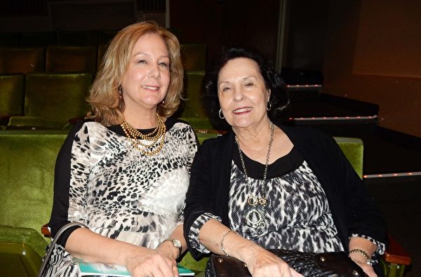 Shirley Dunbur和女儿Darlene Laborde观看了3月24日神韵世界艺术团在巴图鲁日的首场演出。（陈香君/大纪元）                               