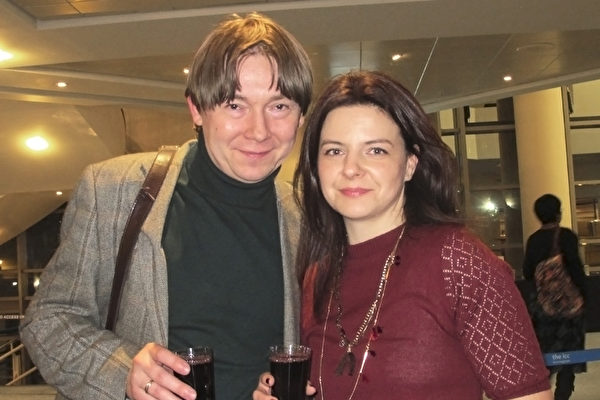 Ekaterina Gorkowienko女士是一位语言教育家，她跟先生观看了3月28日伯明翰的神韵演出。（麦蕾／大纪元）