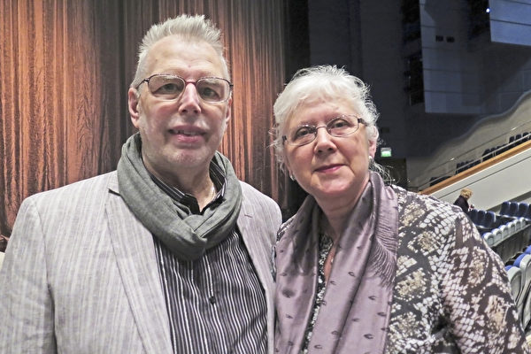 地方官员Margaret Wilkinson夫人和丈夫观看2015年3月29日神韵演出后，赞不绝口。（文华/大纪元）
