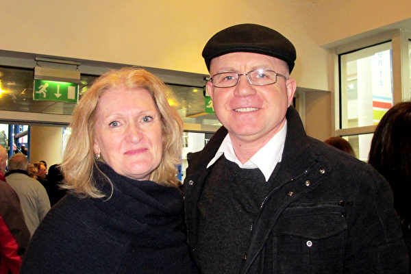 Jorin lowraine女士为丈夫David Richer精心准备的生日礼物是两人一起来观看2015年3月29日神韵艺术团在英国伯明翰的演出。（麦蕾/大纪元）