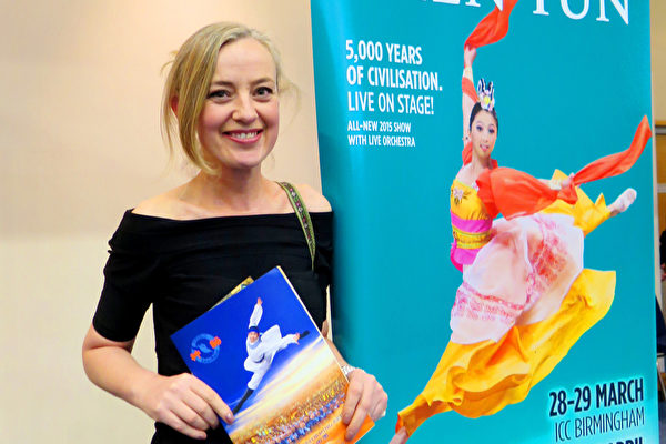 2015年3月28日，前芭蕾舞演员Catherine Birkenhead女士专门从英国伦敦赶到伯明翰观看神韵。（文华/大纪元）