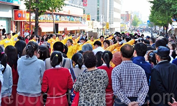 韓國規模最大的舞蹈慶典「興打令慶典」，2010年10月5日在韓國天安市拉開帷幕。來自23個國家的舞蹈、藝術團體參加了當天的遊行和表演，80多名韓國法輪功學員組成的「天國樂團」應邀參加了當天的遊行活動。（攝影：李裕貞/大紀元）
